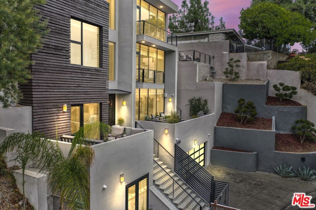 6459 Rodgerton Dr in Los Angeles, CA - Building Photo