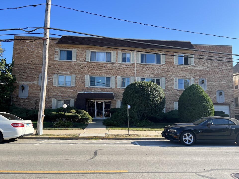 1525 E Thacker St, Unit 2B in Des Plaines, IL - Foto de edificio