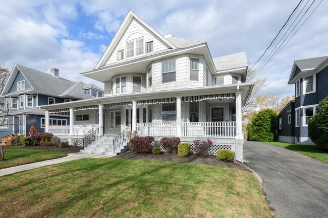 64 Harding Rd in Red Bank, NJ - Foto de edificio - Building Photo