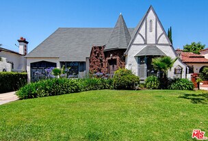 137 N Poinsettia Pl in Los Angeles, CA - Building Photo