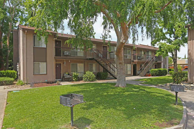 Sheraton Apartments in Sacramento, CA - Building Photo - Building Photo