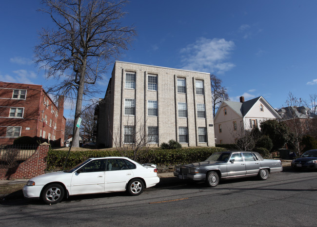 1900 Irving St NE in Washington, DC - Foto de edificio - Building Photo