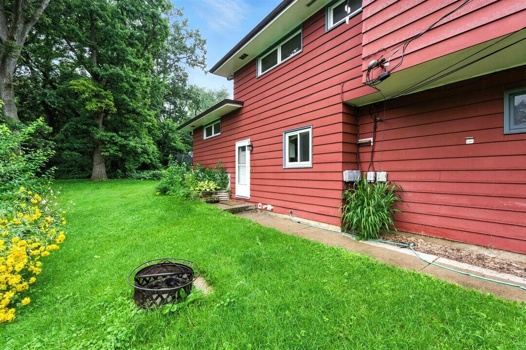 438 Falcon Cir in Monona, WI - Building Photo