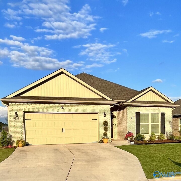 9133 Monteagle Blvd SE in Owens Cross Roads, AL - Building Photo