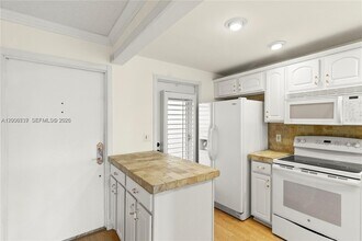 455 Paradise Isle Blvd in Hallandale Beach, FL - Building Photo - Building Photo