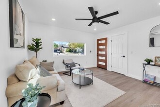 1118 Shadwell Dr in San Antonio, TX - Building Photo - Building Photo