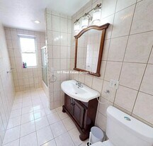 73 Thatcher St in Brookline, MA - Building Photo