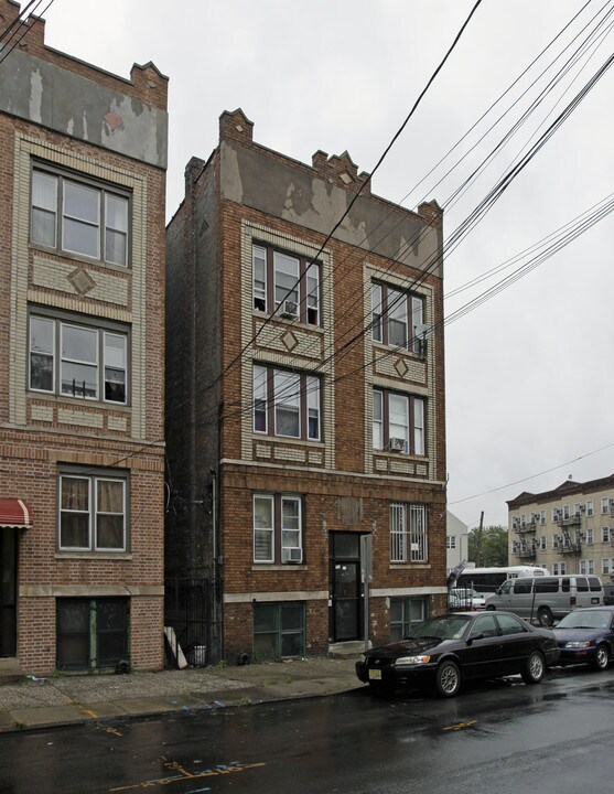 121 Baldwin Ave in Jersey City, NJ - Building Photo