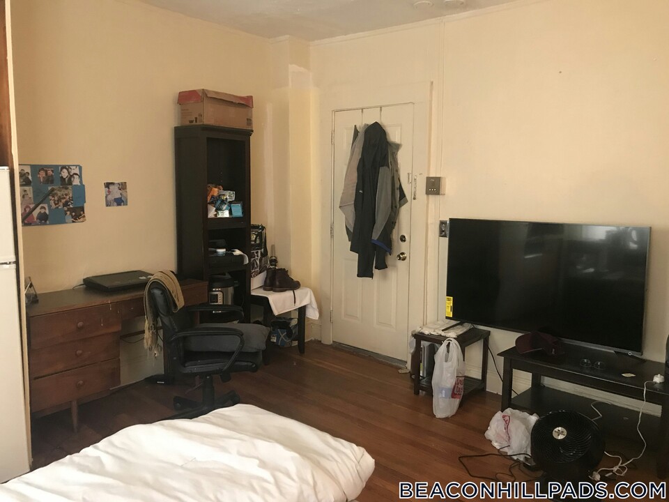 90 Myrtle St in Boston, MA - Building Photo