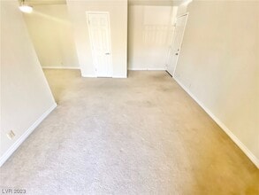 5081 River Glen Dr in Las Vegas, NV - Building Photo - Building Photo