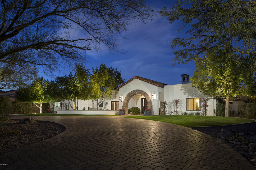 6700 E Meadowlark Ln in Paradise Valley, AZ - Building Photo