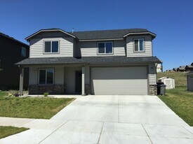 1740 SW Panorama Dr in Pullman, WA - Building Photo