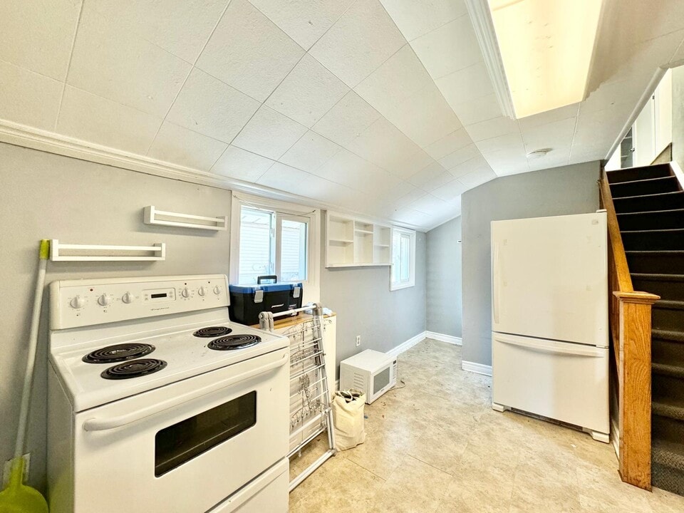 6 Chestnut St E in St Catharines, ON - Building Photo