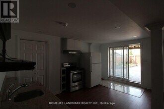 24 Old Field Crescent in Newmarket, ON - Building Photo - Building Photo