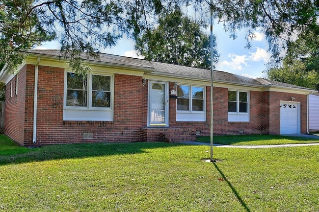 3817 Colonial Pkwy in Virginia Beach, VA - Foto de edificio - Building Photo