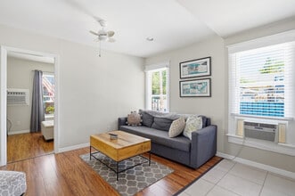 539 6th St N, Unit 539 6th St N #2 in St. Petersburg, FL - Foto de edificio - Building Photo