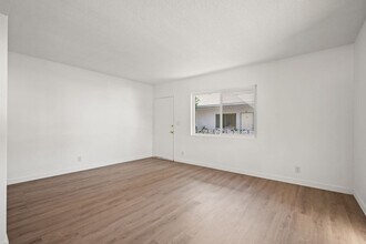 6612 Woodman Ave-Unit -0004 in Los Angeles, CA - Building Photo - Building Photo