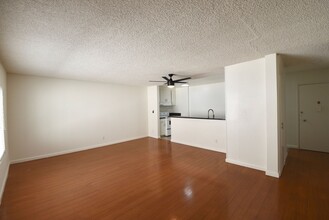 4414 Woodman Ave in Los Angeles, CA - Foto de edificio - Building Photo