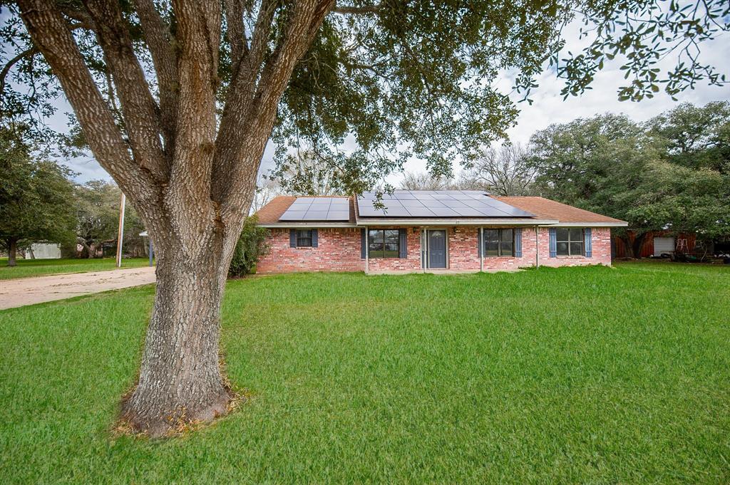 413 Lavaca St in Louise, TX - Foto de edificio