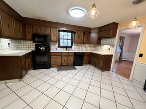 12 Hilltop Dr in Canton, CT - Building Photo - Building Photo