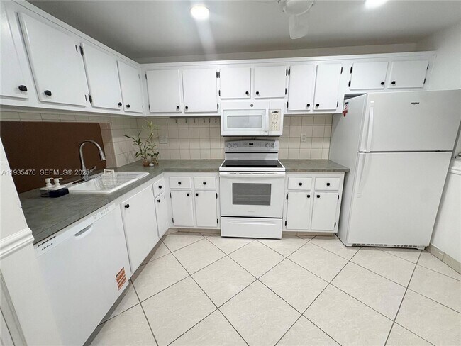 8826 W McNab Rd in Tamarac, FL - Building Photo - Building Photo