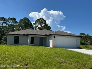 311 La Croix Rd SW in Palm Bay, FL - Foto de edificio - Building Photo