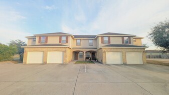 808 W Arroyo Park Ln, Unit #B in Harlingen, TX - Building Photo