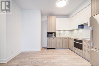 18 Water Walk Dr in Markham, ON - Building Photo - Building Photo