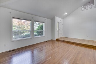 22900 NE 12th Pl in Sammamish, WA - Building Photo - Building Photo