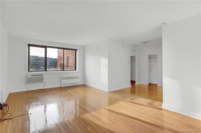 411 Bronx River Rd in Yonkers, NY - Foto de edificio - Building Photo