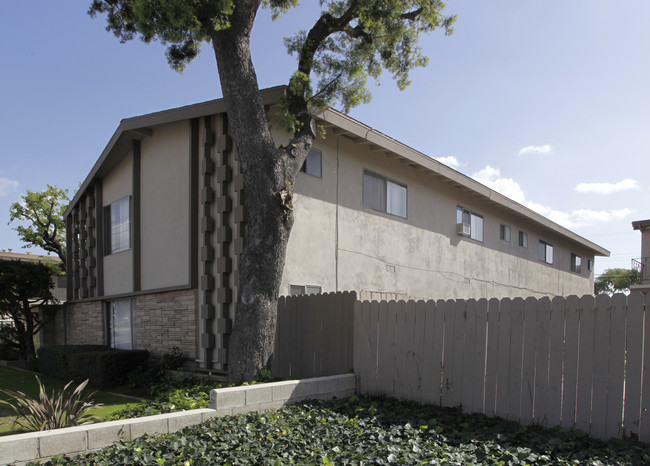 Valbrook Apartments in Fullerton, CA - Building Photo - Building Photo