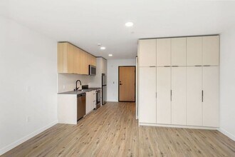 CHRONICLE: Stylish Wallingford Studios wi in Seattle, WA - Building Photo - Building Photo