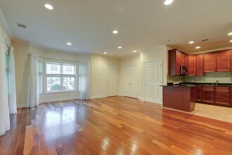 115 Pond View Dr in Port Washington, NY - Building Photo - Building Photo