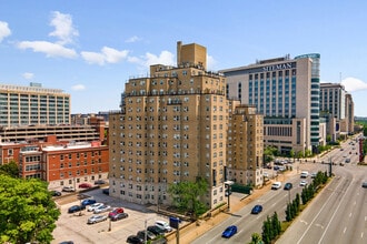 Montclair on the Park in St. Louis, MO - Foto de edificio - Building Photo