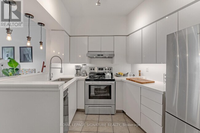 property at 115-115 Richmond St E