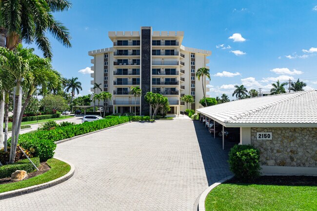 Kingsport Club in Naples, FL - Foto de edificio - Building Photo