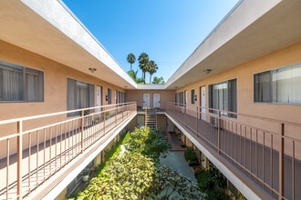 Harper Arms in West Hollywood, CA - Foto de edificio - Building Photo