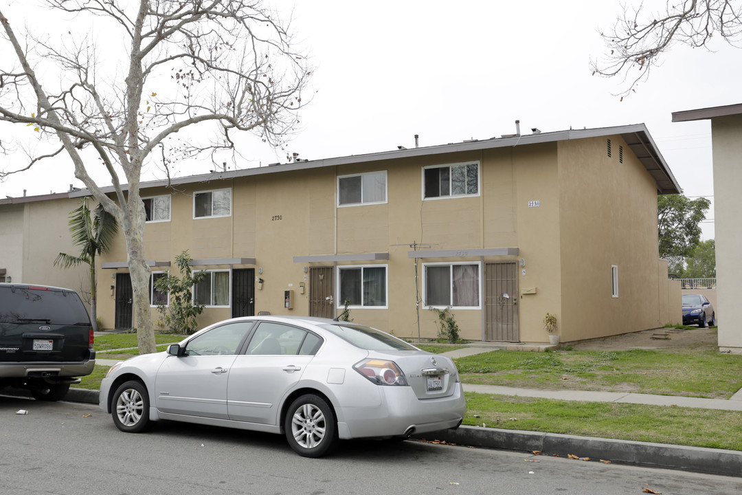 2730 S Baker St in Santa Ana, CA - Building Photo