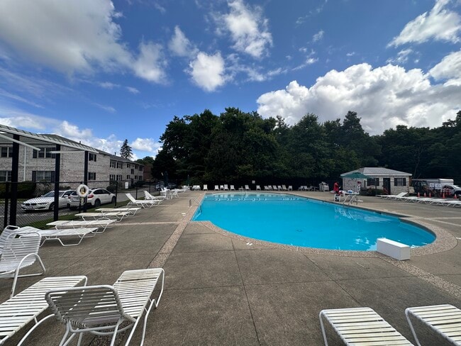 51 Lake Shore Ct, Unit 1