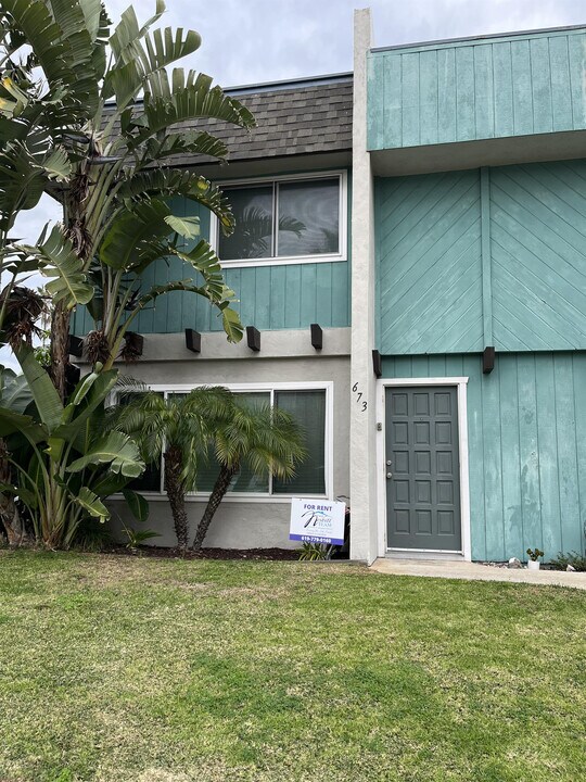 673 Seacoast Dr in Imperial Beach, CA - Building Photo