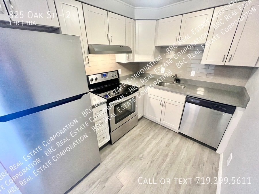 825 Oak St in Lakewood, CO - Building Photo