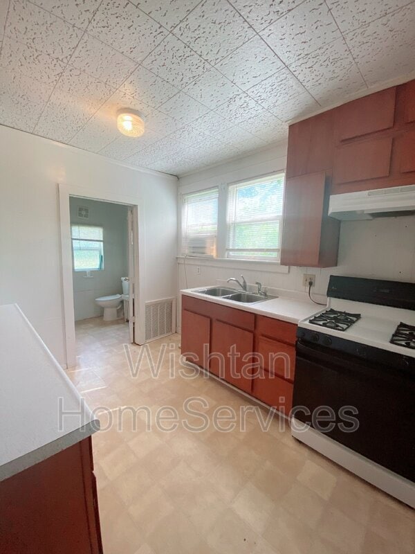 303 E Cortland St in Avon, IL - Building Photo - Building Photo