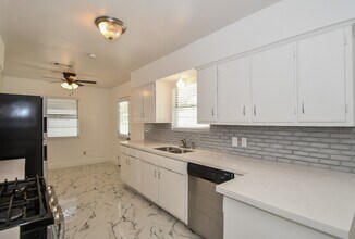 5330 Windswept Ln in Houston, TX - Building Photo - Building Photo