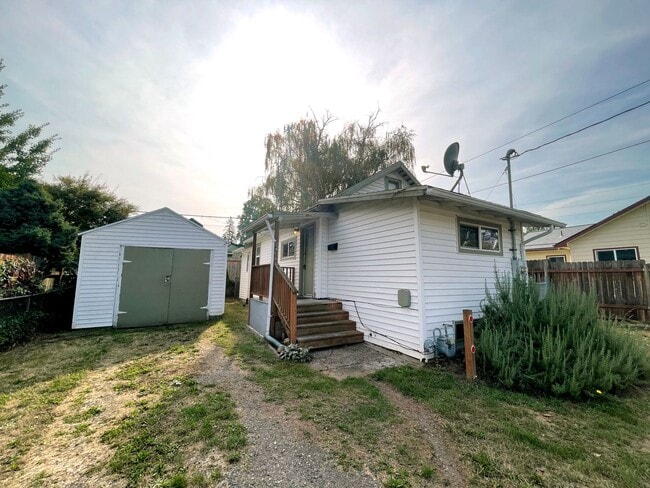 2406 N Russet St in Portland, OR - Building Photo - Building Photo