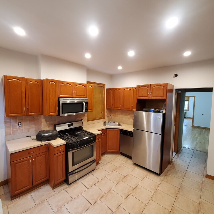 6009 Maspeth Ave in Maspeth, NY - Building Photo