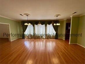 11610 Valley Forge Way in Bakersfield, CA - Building Photo - Building Photo
