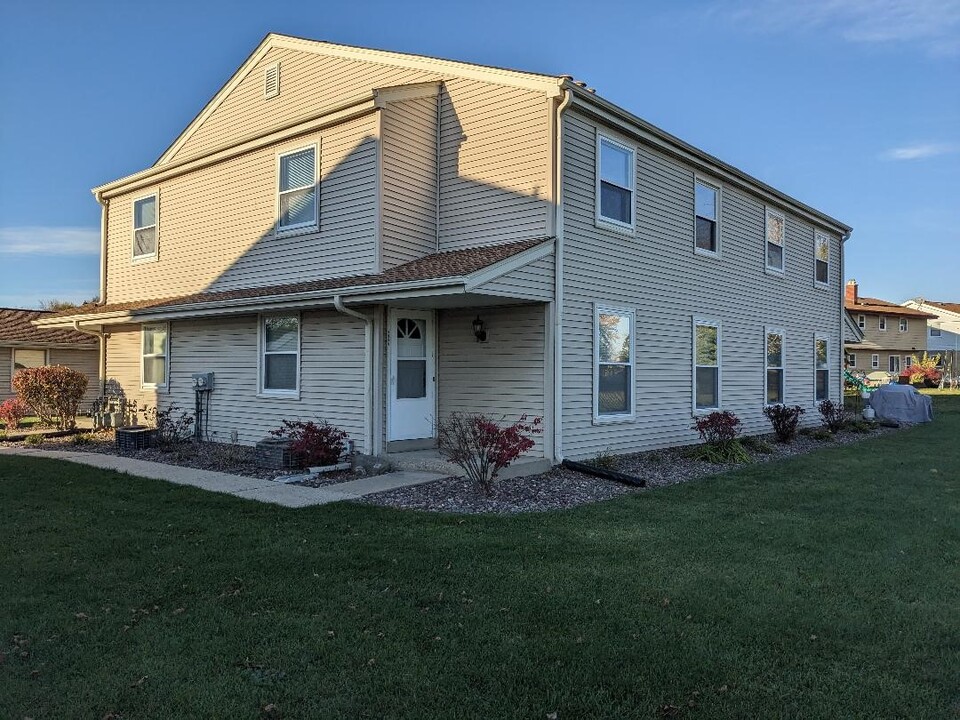 W150S6941 Cornell Cir, Unit 6945 in Muskego, WI - Building Photo