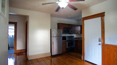 230 Bay View Ave, Unit 1 in Cranston, RI - Foto de edificio - Building Photo