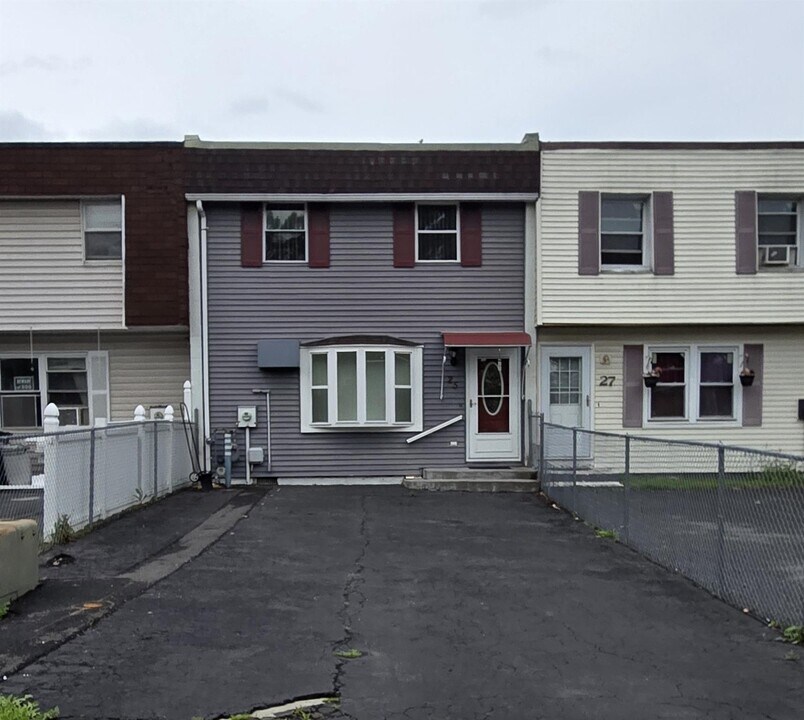 25 Sheffield Dr in Middletown, NY - Building Photo
