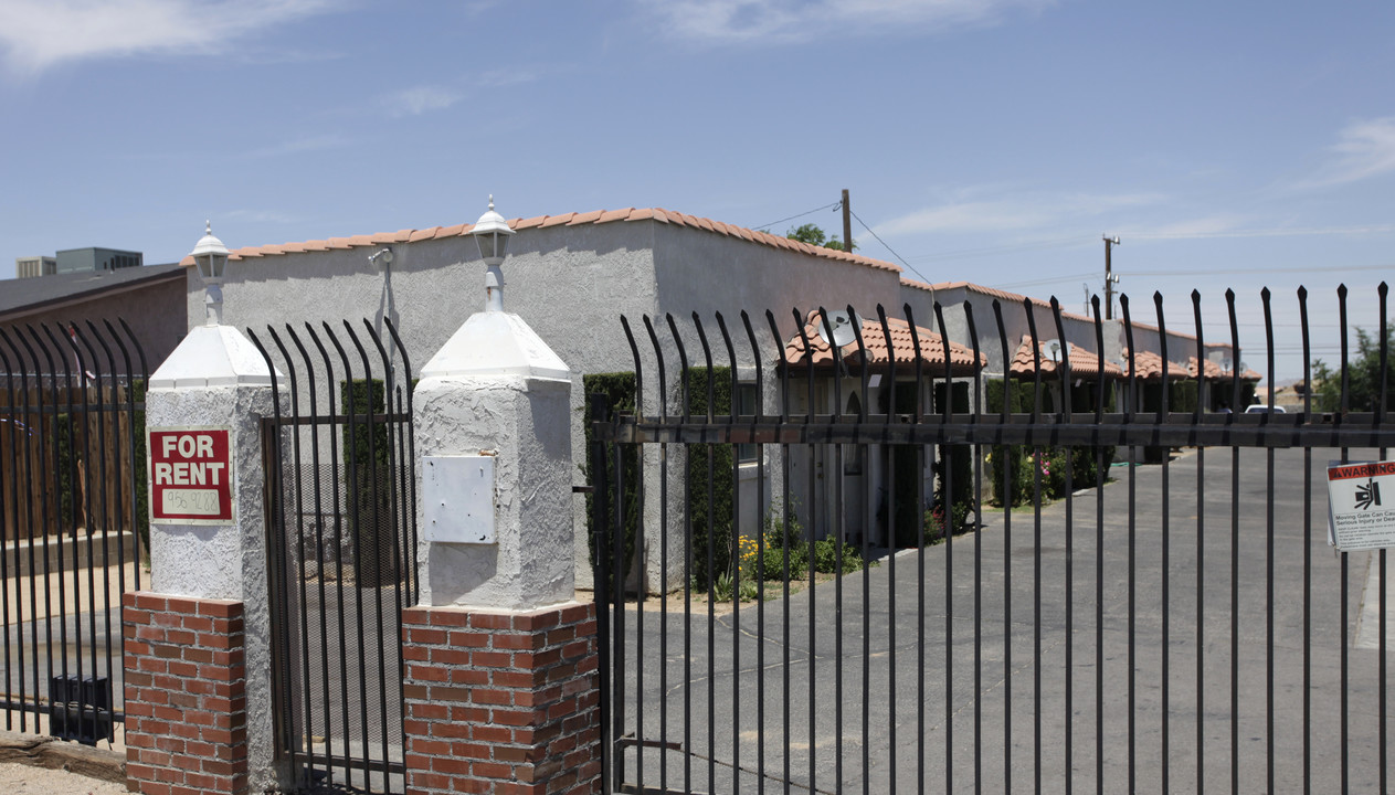 Sequoia Ave. Apartments in Hesperia, CA - Foto de edificio